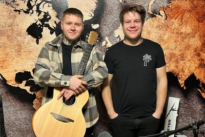 Pascal Meyer (l.) und Pascal Fläschendräger gehen mit MDR Jump auf Weihnachtsmarkt-Tour.