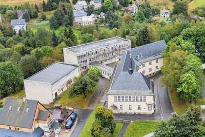 Der frühere Schulkomplex liegt in der Nähe des Markts von Oberwiesenthal.