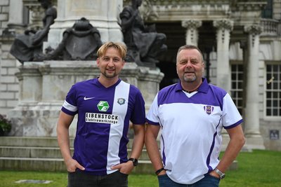 Stefan Löffler (links) und Uwe Sauer waren gerade auf Sightseeingtour durch Belfast, als die „Freie Presse“ zum Interview einlud.