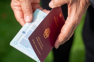 Der Pass des Klägers war fälschlicherweise noch zur Fahndung ausgeschrieben. (Symbolbild)