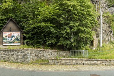 Derzeit sehr zugewuchert sind die Standflächen für Figuren am Stadtberg. Da muss vor Saisonstart noch einiges geschehen.