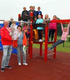 Frank und Andrea Schlegel haben mit ihrer Stiftung für die Fraureuther Grundschule ein neues Spielgerät finanziert.