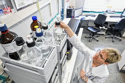 Chemikerin Annegret Tischendorf untersucht im Labor der Südsachsen Wasser GmbH in Chemnitz Trinkwasser auf Spurenstoffe.