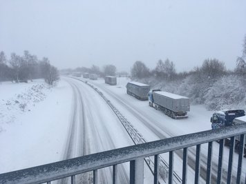 Kilometer langer Lkw-Stau heute Morgen auf der B 174. Die rechte Spur war voll mit Lkws belegt. Die Straße wurde zwar beräumt, war aber offenbar zu glatt.