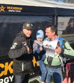 Graham Jarvis sorgte für ein Strahlen bei Lino (Mitte) und Lucas Büttner (rechts).