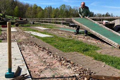 Im Augustusburger Freizeitzentrum hat der Abriss der alten Minigolfanlage begonnen.