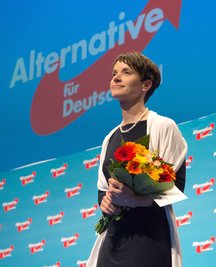 Seit vier Jahren steht Frauke Petry an der Spitze der "Alternative für Deutschland" (AfD) - fast immer unter Dauerfeuer von allen Seiten. Hin und wieder gibt es aber auch Blumen für die Parteichefin - wie hier beim Bundesparteitag in Stuttgart im vergangenen Jahr.