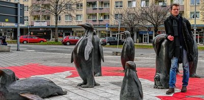Der ukrainische Pianist Artur Nikulin an seinem Chemnitzer Lieblingsplatz mit der Pinguingruppe. 