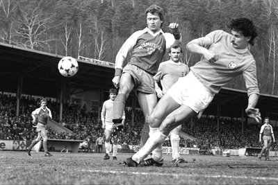 Bei den Wismut-Idolen Holger Erler – hier 1984 gegen Magdeburgs Dirk Stahmann – und Jürgen Escher (h. links) laufen die organisatorischen Fäden für das Legendenspiel zusammen.