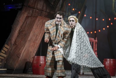 Überzeugend wie das gesamte Ensemble: Benedict Friederich als Macheath und Nadja Schimonsky als Polly Peachum.