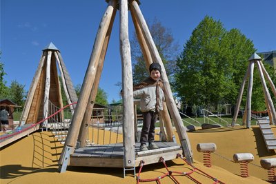 Der fünfjährige Paul Heinze hat die Spielmöglichkeiten auf dem Platz der Generationen ausprobiert.