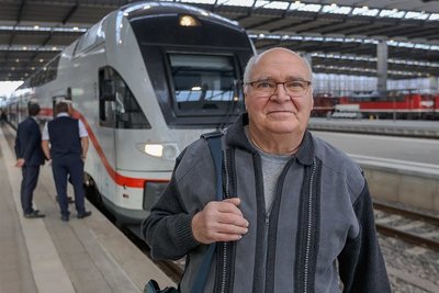Von Chemnitz im Fernzug nach Warnemünde: Michael Schubert ist am Sonntag um sechs Uhr zum Hauptbahnhof gekommen, weil er den Intercity sehen wollte. Er selbst fährt einen Tag später mit. Beim Fahrscheinkauf war etwas schiefgegangen. 