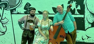 Normann Hahn, Isabell Fritsch und Bodo Martin ziehen im Sportclub die Trachten an.