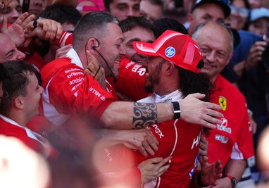 Zum ersten Mal gewinnt Lewis Hamilton im Ferrari.