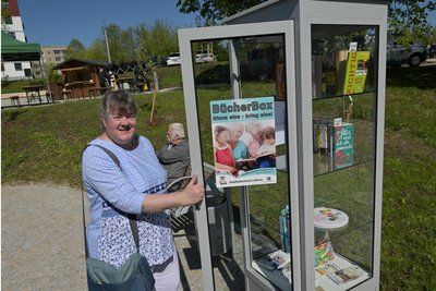 Auf dem Platz der Generationen ist auch eine Bücher-Box aufgestellt worden – im Bild Cordula Kirsch, Leiterin der Lößnitzer Stadtbibliothek.