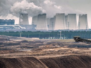 Verzichtbar? Blick über Abraumhalden des Jänschwalder Braunkohletagebaus auf die Kühltürme des Kraftwerks der Vattenfall AG.