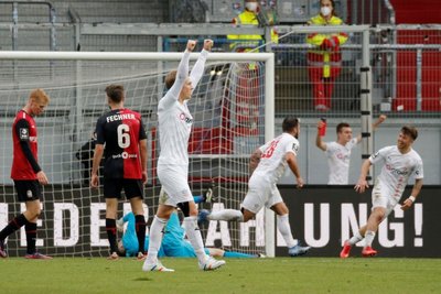 Dominic Baumann (2. v. r.) gleicht für den FSV Zwickau aus.
