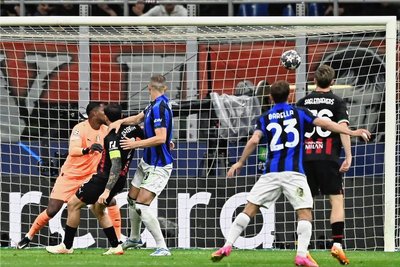 Edin Dzeko setzt sich gegen Milan-Kapitän Calabria durch. Seine Volley-Direktabnahme lässt Inter jubeln. 