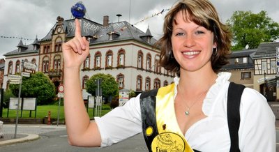 Geraldine Taubner ist Mitglied der Erdachsendeckelscharnierschmiernippelkommission. Die wacht seit jeher über das Erdachsen-Brauchtum, das die Vogtlandstadt als Mittelpunkt der Welt sieht. Der Globus auf dem Rathausdach lässt daran auch keinen Zweifel.