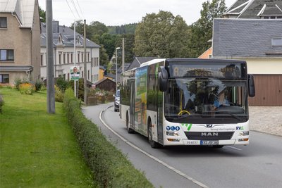 Bewertet Karl-Heinz Vogel als eine der größten Errungenschaften in der jüngsten Vergangenheit in Cunersdorf: Der Stadtverkehr rollt mit durch den Ort. Wichtig vor allem für die vielen älteren Bewohner, die regelmäßig in die Stadt müssen.