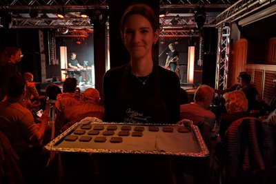Schokoladenmädchen Paulina verteilte die Schokolade während des Konzerts.