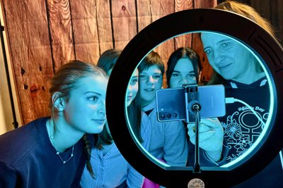 Teenager bekommen von Nadine Hessel (r.) Tipps für das perfekte Selfie.