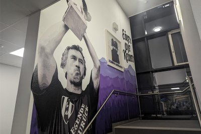 Einer wie keiner: So steht es neben dem neuen Wandbild von Trainerlegende Gerd Schädlich im Treppenhaus der Haupttribüne im Erzgebirgsstadion zu lesen.