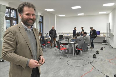 Im Erdgeschoss der Burgstraße 36 hat Informatik-Professor Sebastian Zug zu Monatsbeginn ein Robotik-Labor der TU Bergakademie eröffnet.