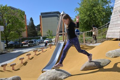 Die sechsjährige Laura Grüner findet den etwas anders strukturierten Spielplatz super.