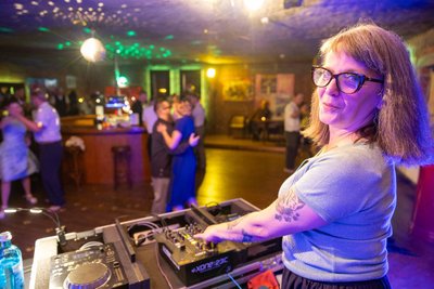 Im Chillout des Freiberger Tivoli sorgte am Samstagabend zum 30. Geburtstag der „Pink Pettycoats“ die DJen „Manu Tanzratte“ für Stimmung.