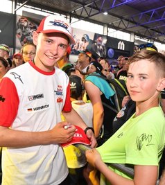 Auf der Strecke gejagt, anschließend gefragt: Auch Freddie Heinrichs Unterschrift begehrten einige Fans auf dem Sachsenring. 