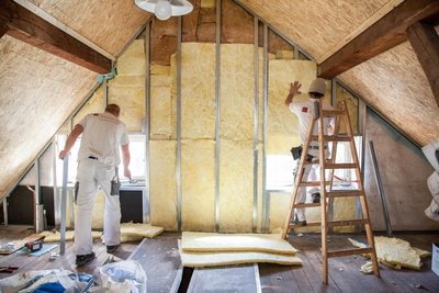 Neue Dämmung kann in älteren Immobilien den Wärmeverlust verringern und langfristig Energiekosten senken.
