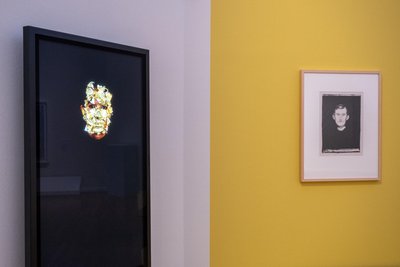 „Selbstporträt“ von Edvard Munch (rechts) und „Porträt mit goldener Maske“ von Marina Abramovic.