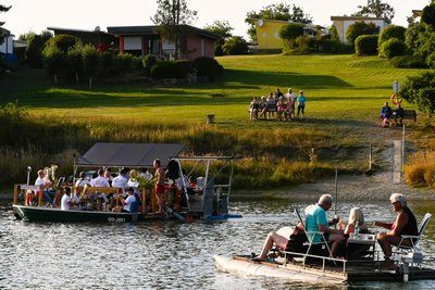 Der erste Teil der Probe war die „Wassermusik" von zwei Flößen aus.