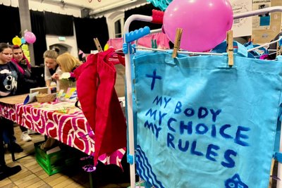 Selbstgestalteter Beutel eines der Mädchen mit „My body, my rules, my choice“ – ein Satz, der die Botschaft des Görlz-Day zusammenfasst.