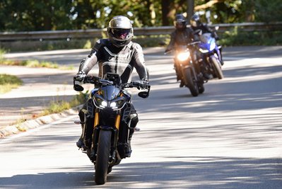 Erfahrene Fahrer an Spitze und Ende: Eine durchdachte Fahrer-Reihenfolge minimiert Risiken und entlastet weniger geübte Teilnehmer während der Tour.