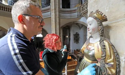Die Kunsthistorikerin Lia Bertram und Diplom-Restaurator Tino Simon untersuchen eine der "Klugen Jungfrauen" im Freiberger Dom. Dabei werden sowohl Größe als auch Gewicht erfasst und ein umfassender Katalog zu jeder einzelnen Figur erstellt. 