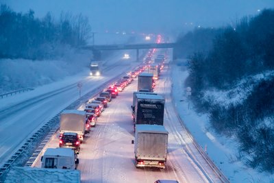 Fahrzeuge stehen auf der verschneiten Autobahn A72 bei Stollberg im Stau. 
