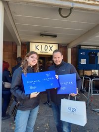 Marie Fiedler und ihr Vater Uwe Prochnow freuen sich über die erworbenen Platten und fahren nach dem Kauf direkt wieder zurück nach Hoyerswerda.