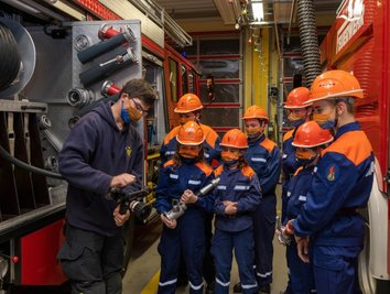 Ausbilder Valentin Keller erklärt einer Gruppe der Rochlitzer Jugendfeuerwehr die Funktionsweise und die richtige Anwendung der Löschtechnik. 