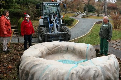 Stück für Stück wurde der Syrauer Höhlenpark in den vergangenen Monaten gestaltet. Nun kam noch ein Dolinen-Sitzstein hinzu. Mit Technikunterstützung brachte Bernd Reiher ihn in die richtige Position. 