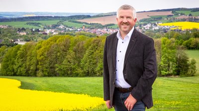 Steffen Schneider auf dem Ranis in Görbersdorf. Der 57-Jährige will zum dritten Mal Bürgermeister von Oederan werden. 