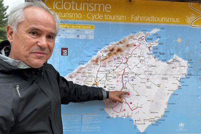 Gut ausgeschildert: Radführer Frank Mittelbach zeigt, von wo aus es ein Radweg Richtung Insel-Osten geht.