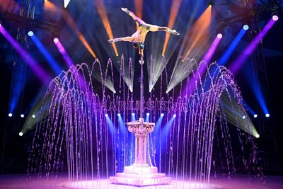 Devin de Bianchi ist einer von 40 Darstellern, die bei „Splash“ dabei sind.