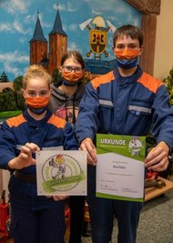 Lia Bedewitz, Vanessa Hellfeuer und Nico Wegner (v. l.) zeigen die jüngste Auszeichnung der Jugendfeuerwehr.