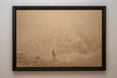 „Im Wald - Vor der Felswand" von Erwin Olaf.