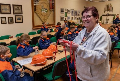 Jugendwart Bärbel Hellfeuer, die die Rochlitzer Jugendfeuerwehr leitet, führt auch regelmäßig Ausbildungen durch. Dabei geht es auch um das Erlernen und das Üben verschiedener Knoten.