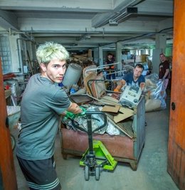 ... jetzt wurde der ganze Müll und Schrott beräumt und in einen großen Container gesteckt.