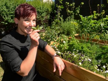 Frisch soll alles sein: Das gilt auch für Kräuter, die Küchenmeisterin Jennifer Ciba aus dem Beet holt.