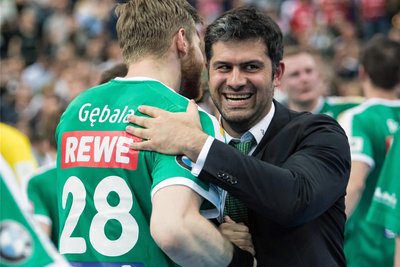 DHfK Geschäftsführer Karsten Günther (rechts) freuen sich nach dem Spiel über einen Sieg.